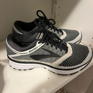 Women Brooks revel running shoes